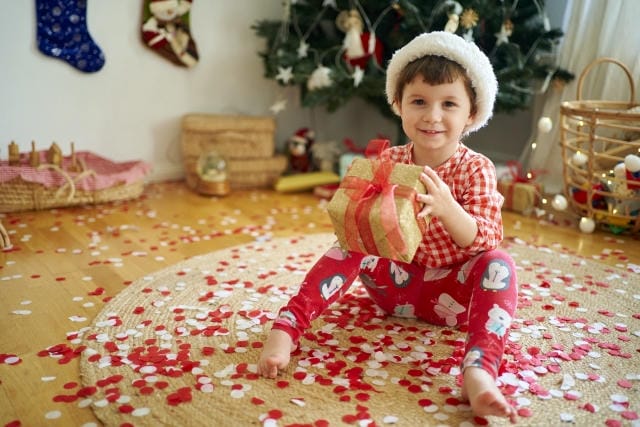 クリスマスプレゼントが子供にバレた！年齢別の対応策や予防策