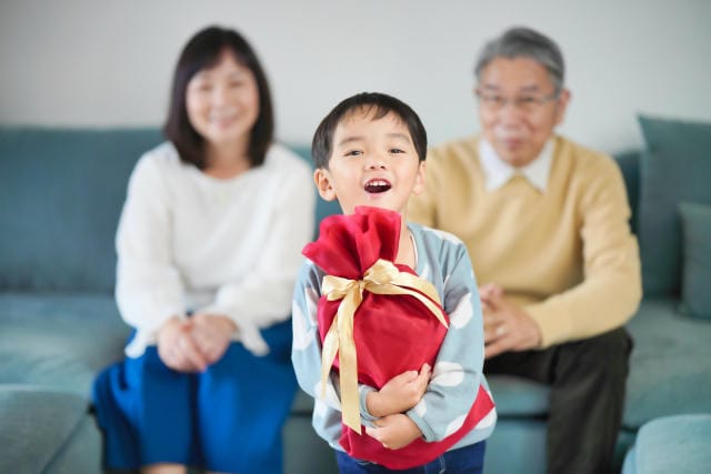 孫へのクリスマスプレゼントの相場は？年齢別の予算と親側の本音