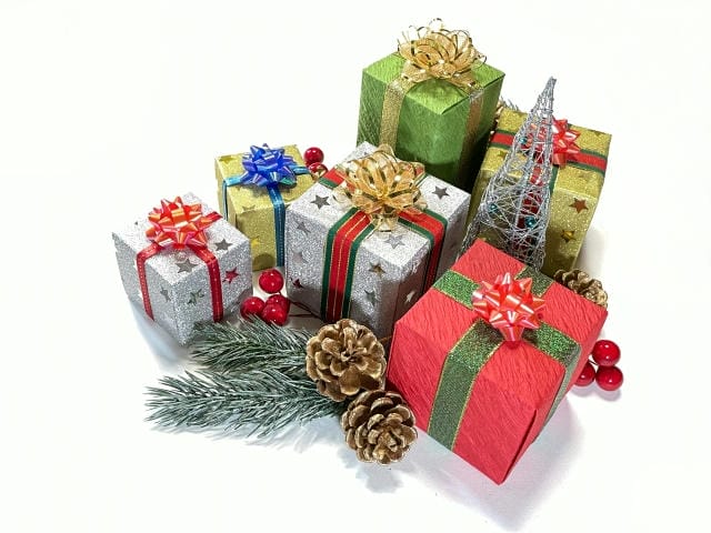 兄弟がクリスマスプレゼントを見分けられるよう名前を入れる方法