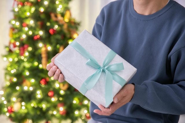 妻へのクリスマスプレゼントはいつ渡す？ライフスタイル別の戦略