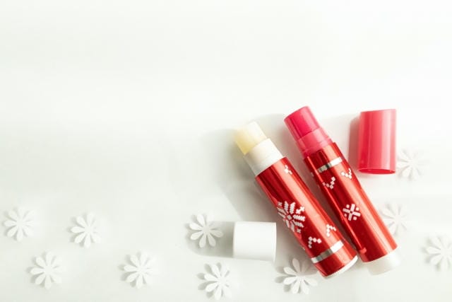 クリスマスプレゼントにリップを贈る意味は？関係別の心理と注意点