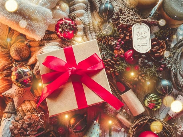 クリスマスプレゼントは24日と25日どっちに渡す？調節や配慮のコツ