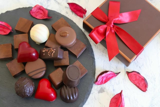 クリスマスプレゼントにチョコを贈る意味とは？種類別の心理と選び方