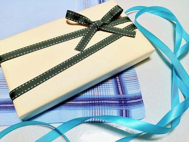 クリスマスプレゼントにハンカチを贈る意味とは？選ぶ際の注意点