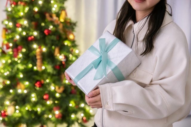 クリスマスプレゼントを早めに渡すのはあり？メリットやマナーについて
