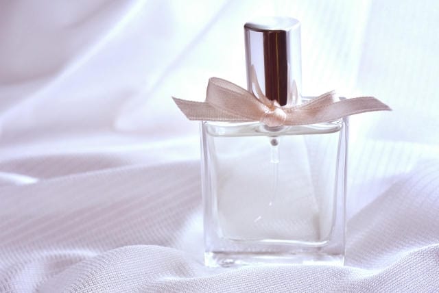 クリスマスプレゼントに香水を贈る意味とは？リスクがある贈り物