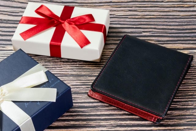 クリスマスプレゼントで財布を贈る意味は？関係性で異なる意味合い