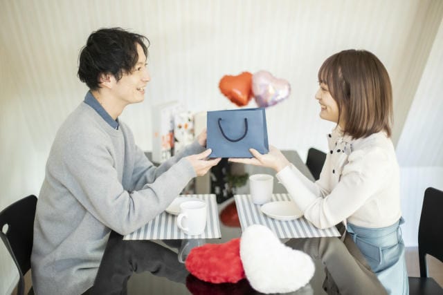 夫婦のクリスマスプレゼントはいつまで贈る？卒業や切り替えの判断