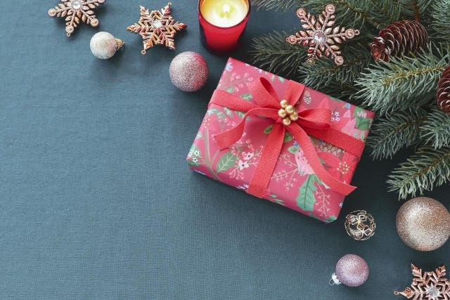 息子の彼女へクリスマスプレゼントを渡すのは普通？実態と注意点