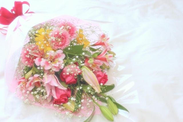 クリスマスプレゼントが花束だけでも大丈夫？貰う側の本音とリスク