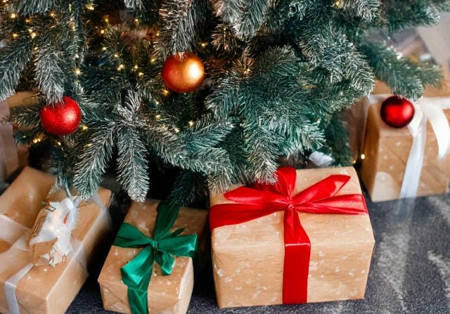 海外でクリスマスプレゼントをツリーの下に置く理由は？由来や実践術